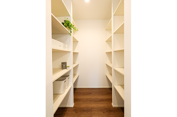 大容量パントリーで賢く収納