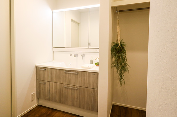 ワイドな洗面台で朝の支度も快適