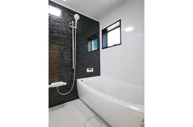 落ち着いた色合いの浴室でリラックス