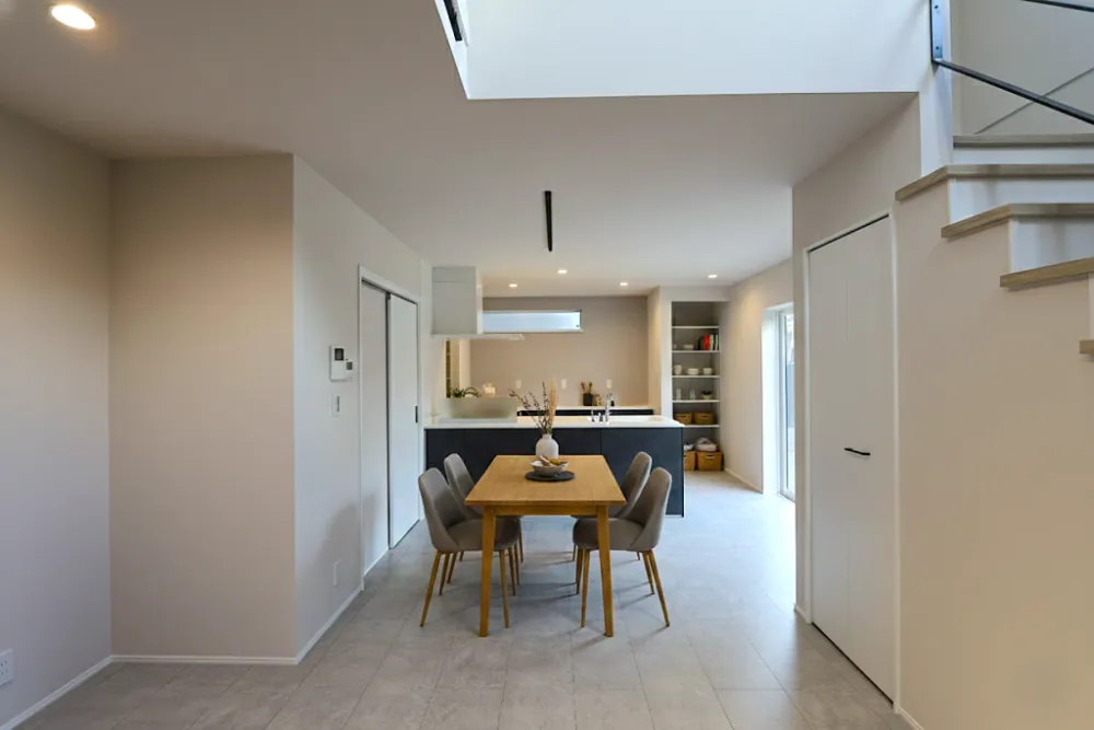 1階完結型の動線と吹き抜けが織りなす〜ホテルライクな都会派住宅〜