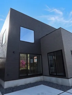 シンプルな外観からは想像できないホテルライクな住まい