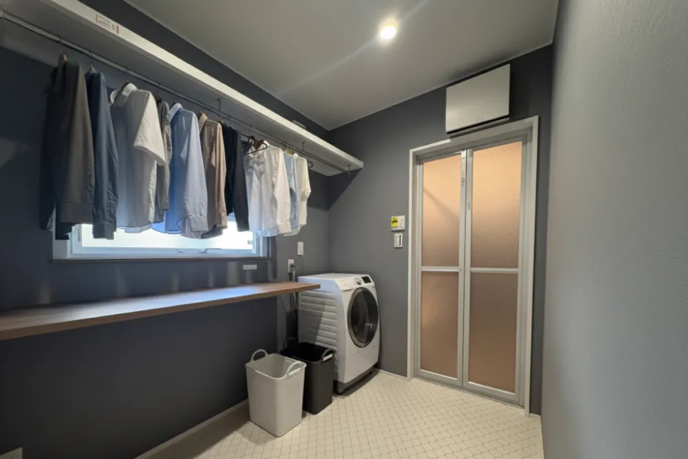 デザインと機能が響き合う〜ワンフロアで完結するモダンな平屋〜