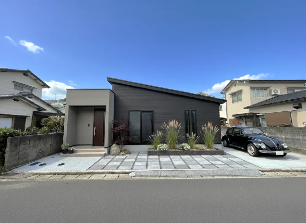 デザインと機能が響き合う〜ワンフロアで完結するモダンな平屋〜