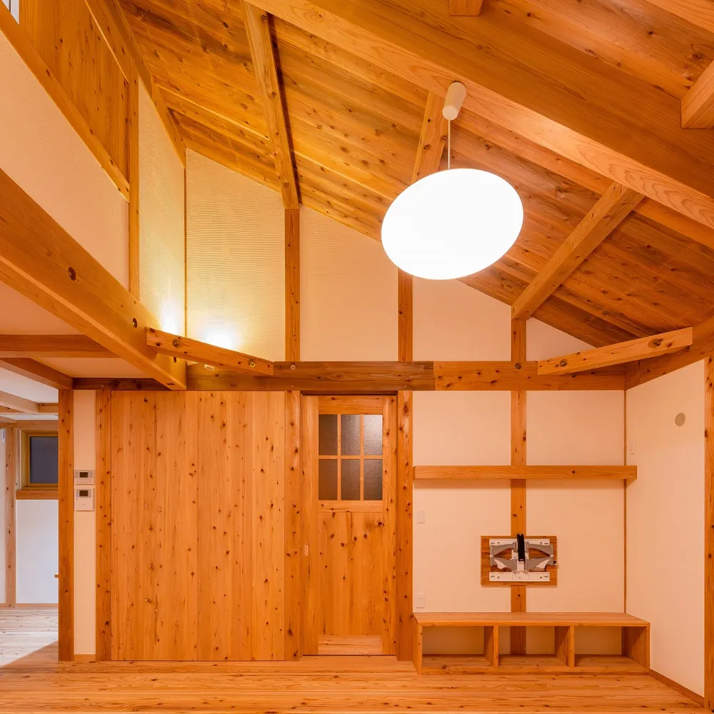 森の中に暮らす平屋2階建て