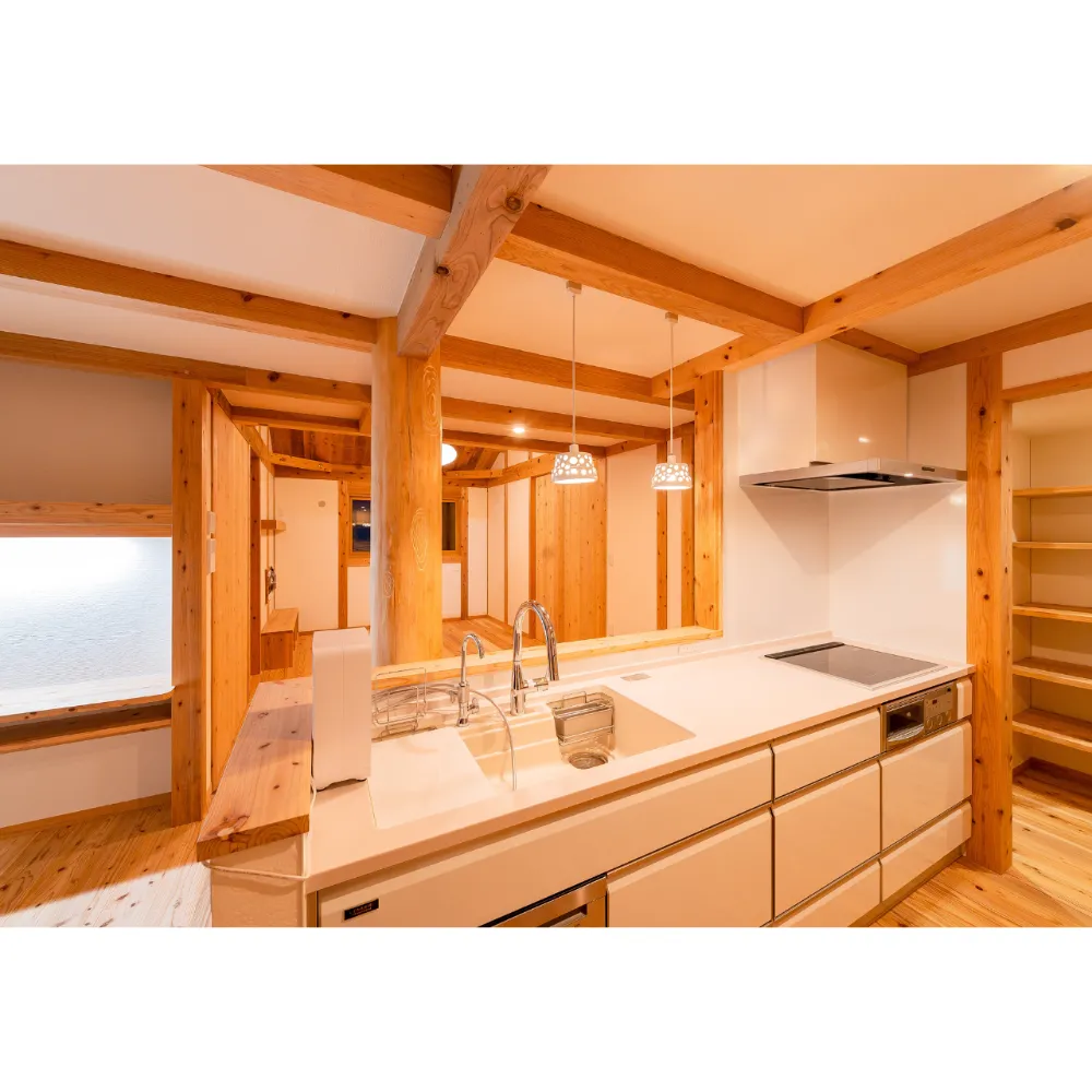 森の中に暮らす平屋2階建て