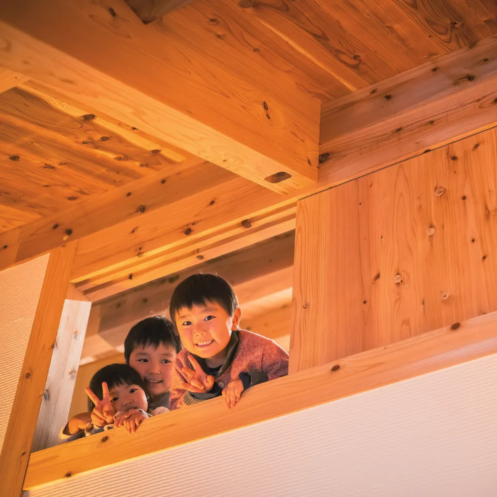 森の中に暮らす平屋2階建て