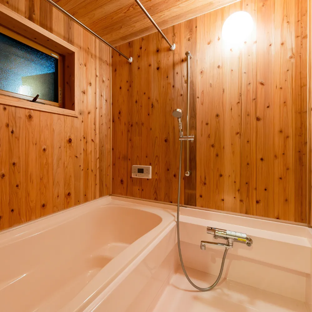 森の中に暮らす平屋2階建て