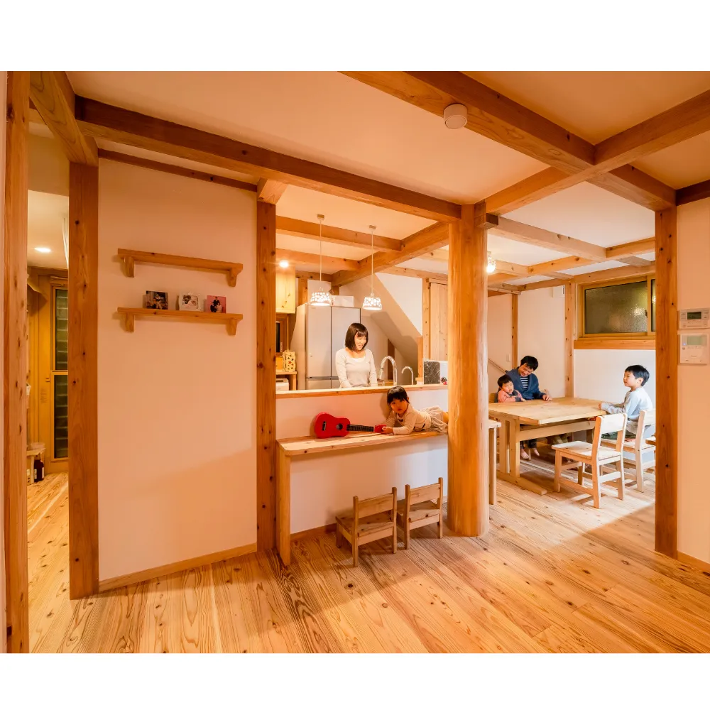 森の中に暮らす平屋2階建て