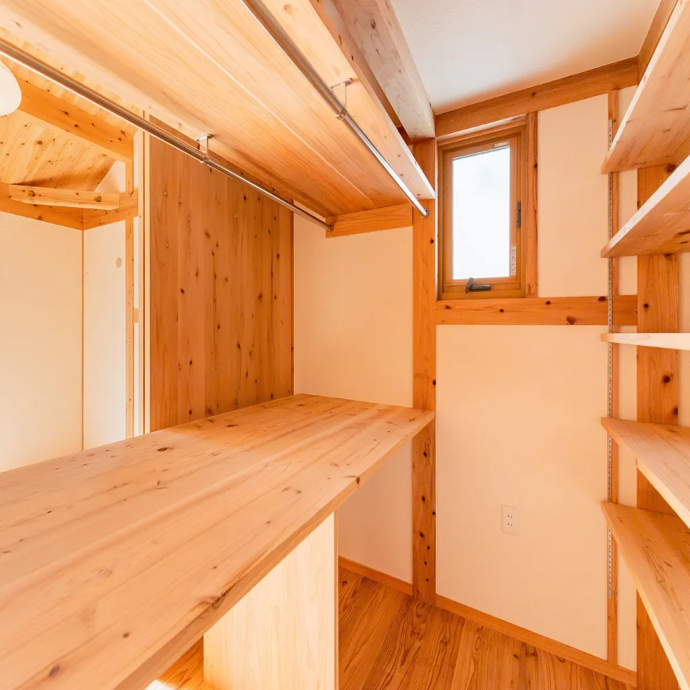 森の中に暮らす平屋2階建て