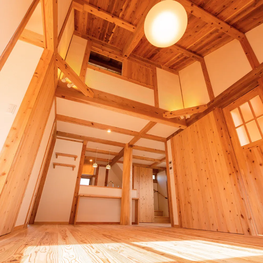 森の中に暮らす平屋2階建て