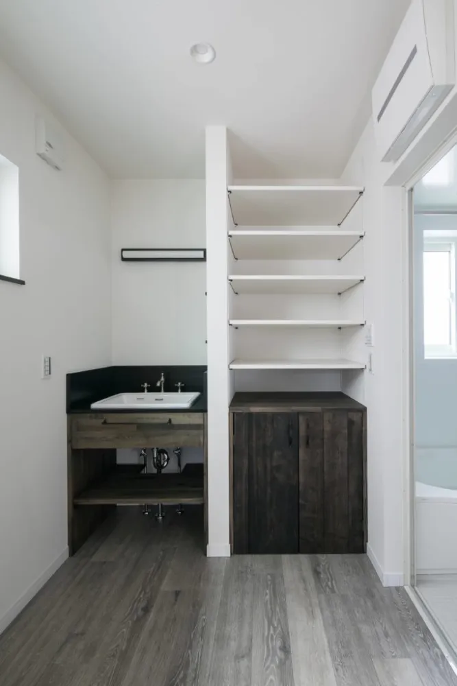 吹き抜けから光が溢れる、白と木目が調和した北欧モダンな家