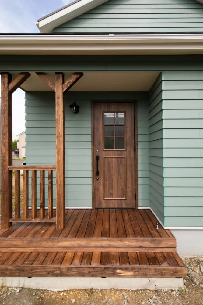 優しいグリーンの外壁のガレージ付きハウス〜開放感あふれるナチュラルハウス〜