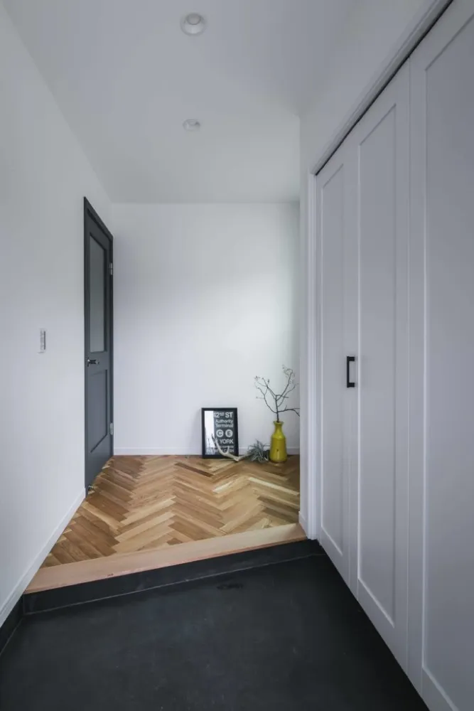 吹き抜けから光が溢れる、白と木目が調和した北欧モダンな家