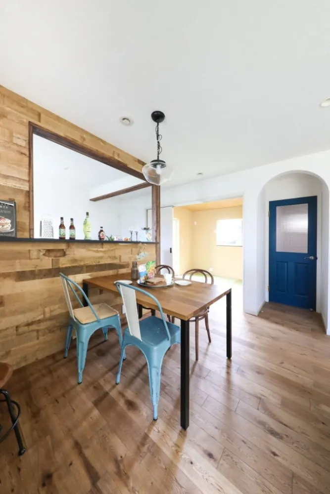 優しいグリーンの外壁のガレージ付きハウス〜開放感あふれるナチュラルハウス〜