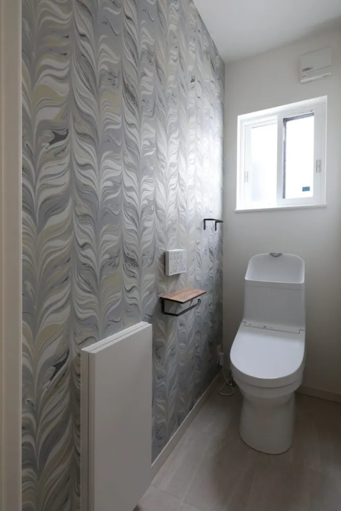 黒いガルバリウムが映える、無垢の温もりに包まれたシンプルハウス