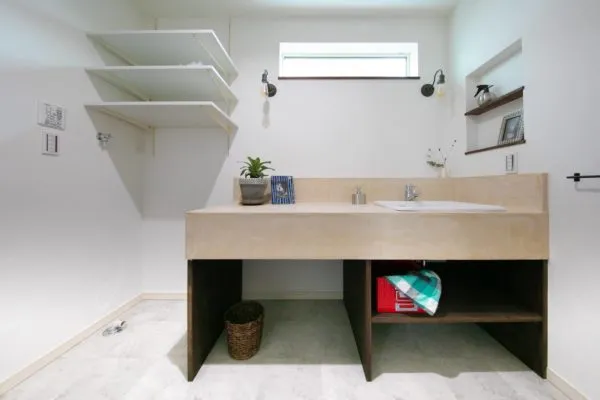 優しいグリーンの外壁のガレージ付きハウス〜開放感あふれるナチュラルハウス〜