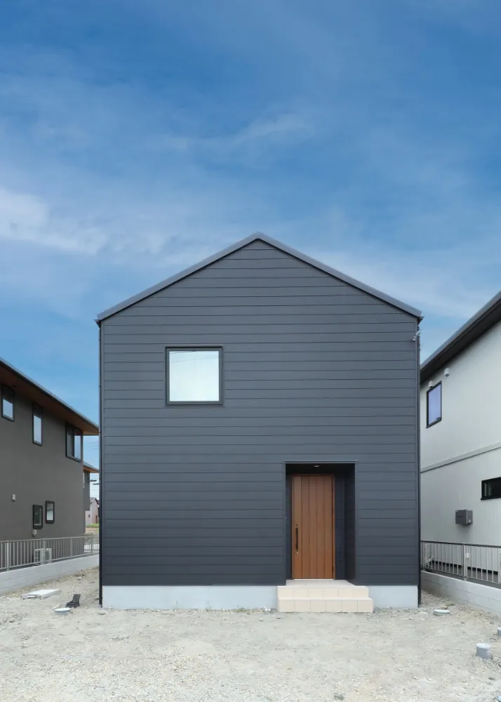 黒いガルバリウムが映える、無垢の温もりに包まれたシンプルハウス