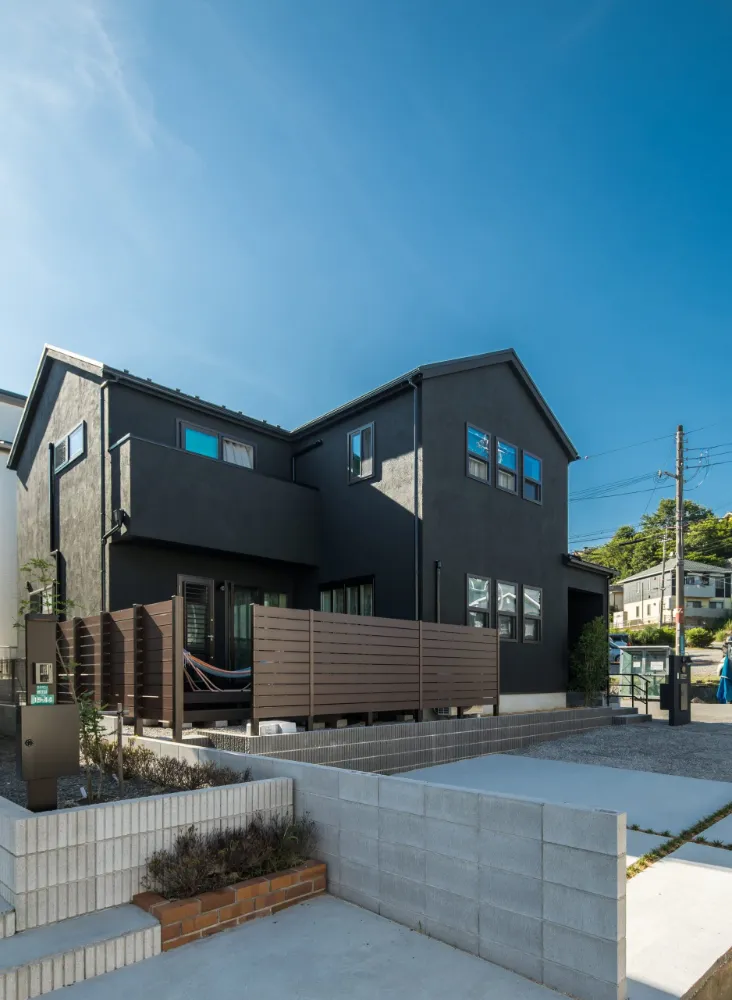 吹き抜けから光が溢れる、白と木目が調和した北欧モダンな家