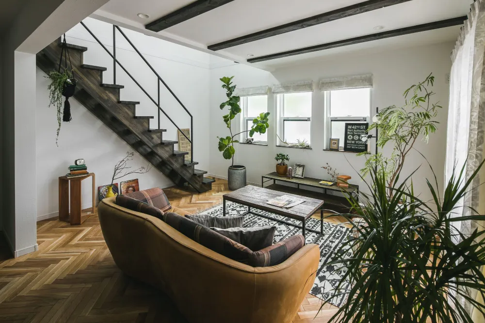 吹き抜けから光が溢れる、白と木目が調和した北欧モダンな家