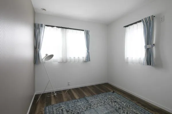 吹き抜けから光が溢れる、白と木目が調和した北欧モダンな家