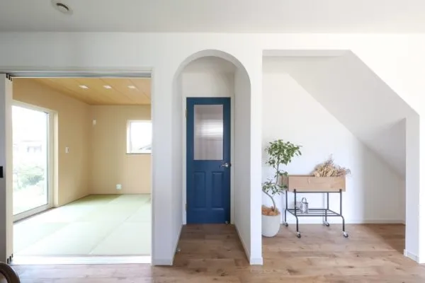 優しいグリーンの外壁のガレージ付きハウス〜開放感あふれるナチュラルハウス〜