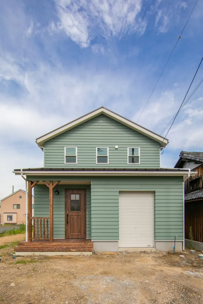 優しいグリーンの外壁のガレージ付きハウス〜開放感あふれるナチュラルハウス〜