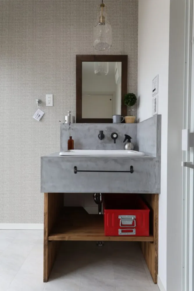 黒いガルバリウムが映える、無垢の温もりに包まれたシンプルハウス