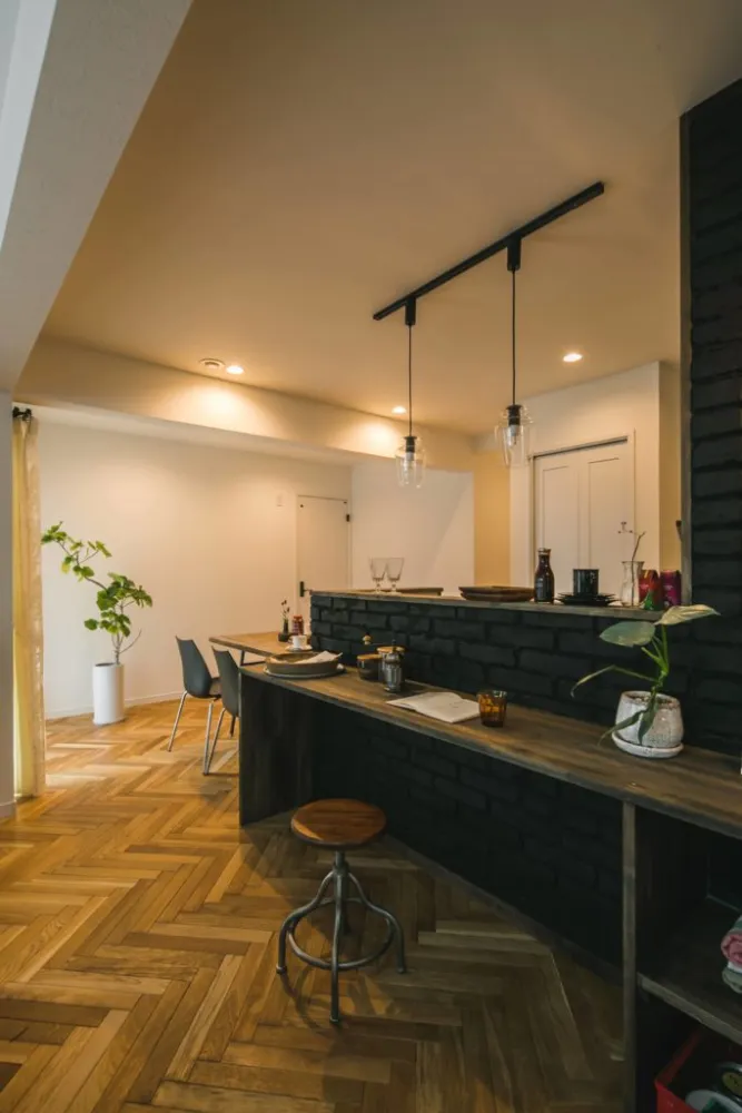 吹き抜けから光が溢れる、白と木目が調和した北欧モダンな家