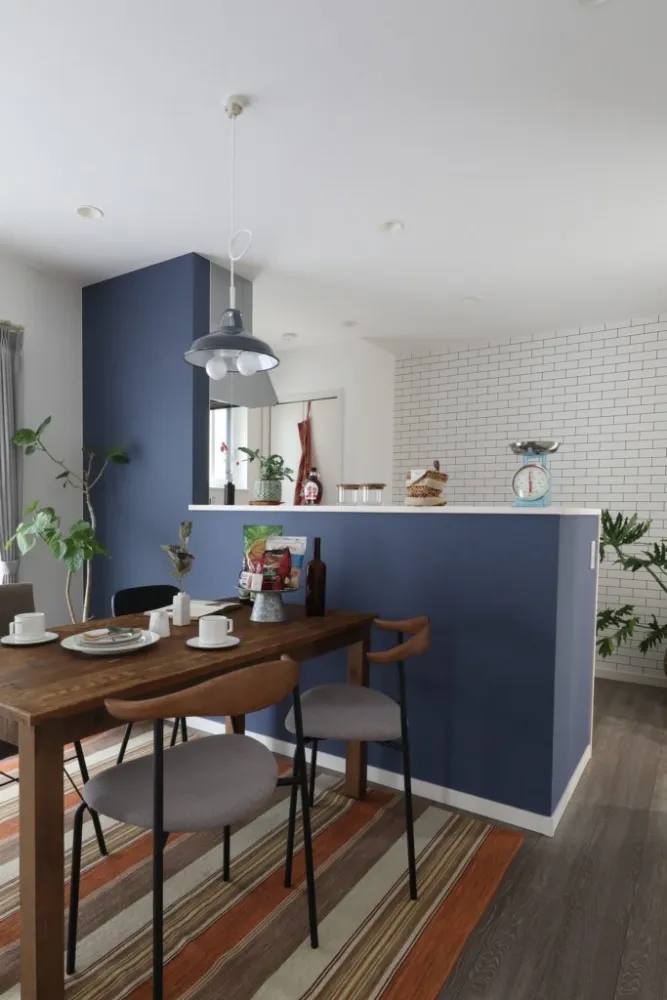 黒いガルバリウムが映える、無垢の温もりに包まれたシンプルハウス