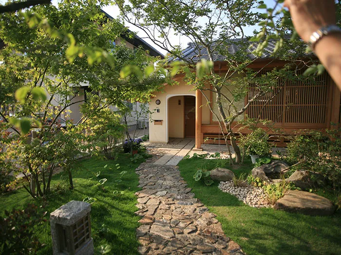 伝統的な職人技と自然が調和した、五感で季節を感じる家