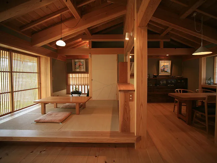 時を紡ぎ、自然と響き合う。無垢材が主役の住まい