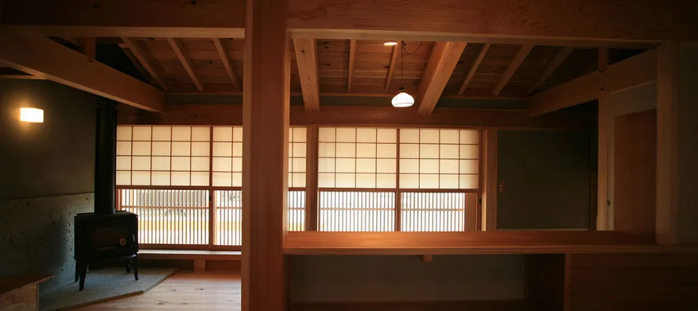 真壁づくりと薪ストーブ。自然素材が主役の豊かなワンルーム