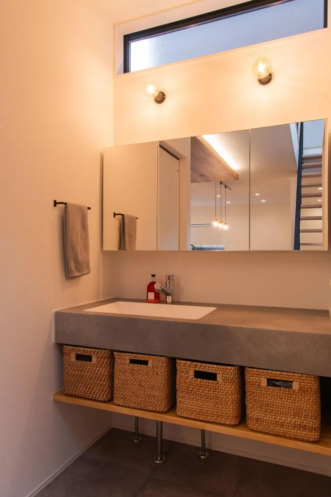 大きな窓とスケルトン階段のある明るく開放的なお家