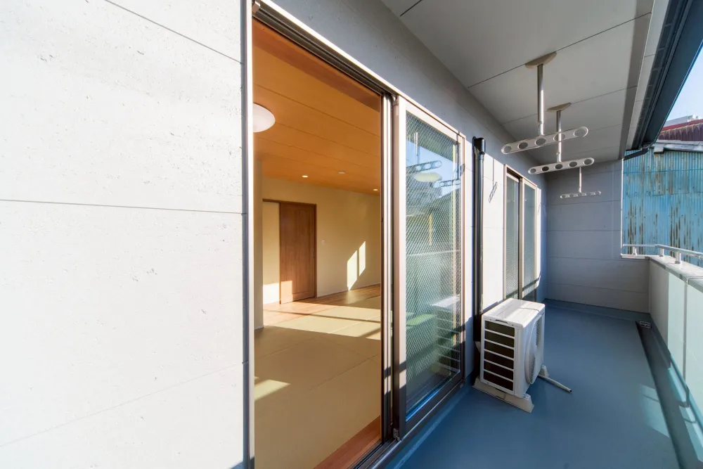 平屋の心地よさと2階建ての利便性を両立。「1階完結型」で家事動線が整う高性能な家