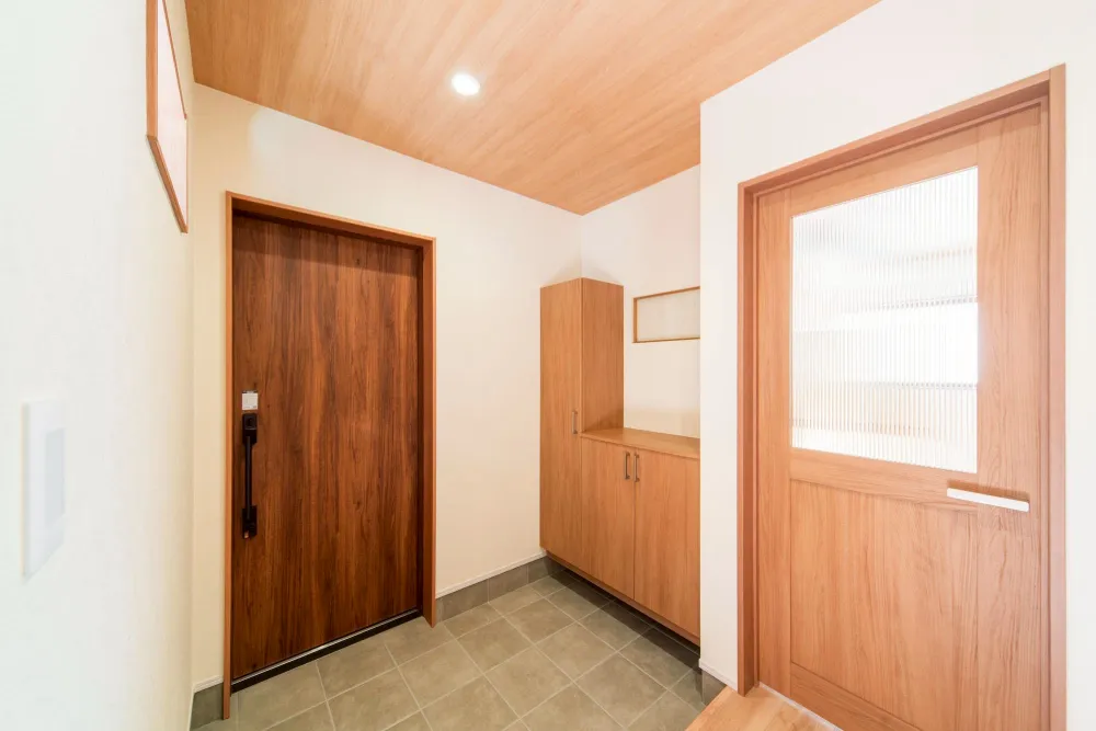 木の温もりに包まれて。素材の統一感が美しい、おもてなしの玄関空間