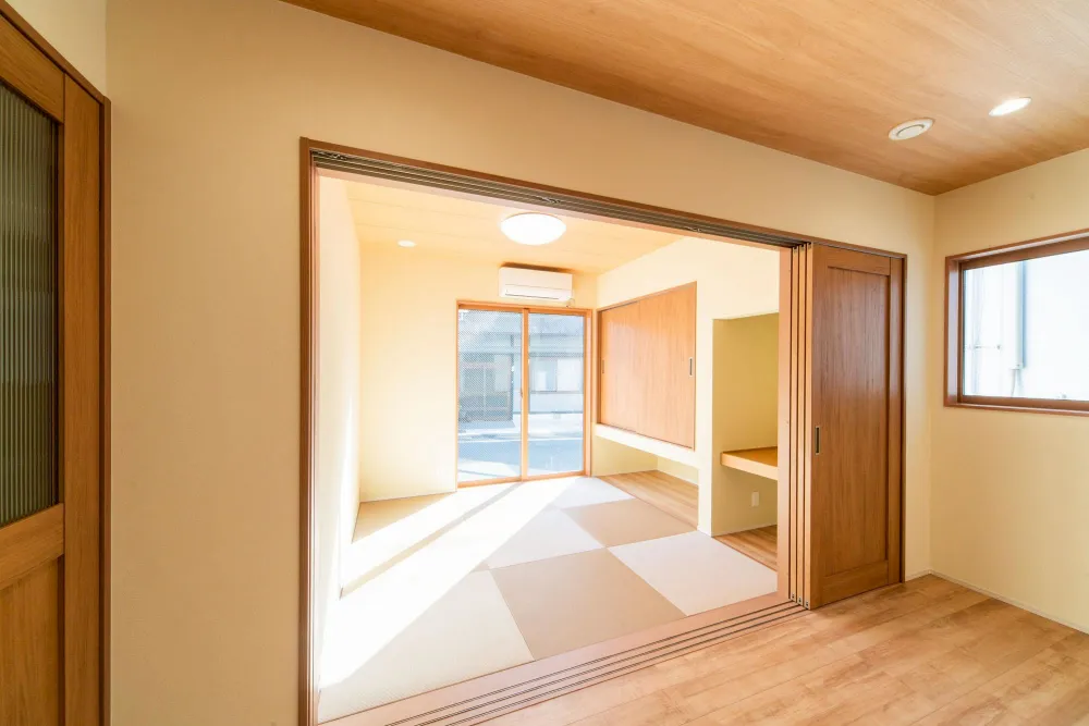 リビングとフラットに繋がる、光あふれる和モダンの安らぎ空間