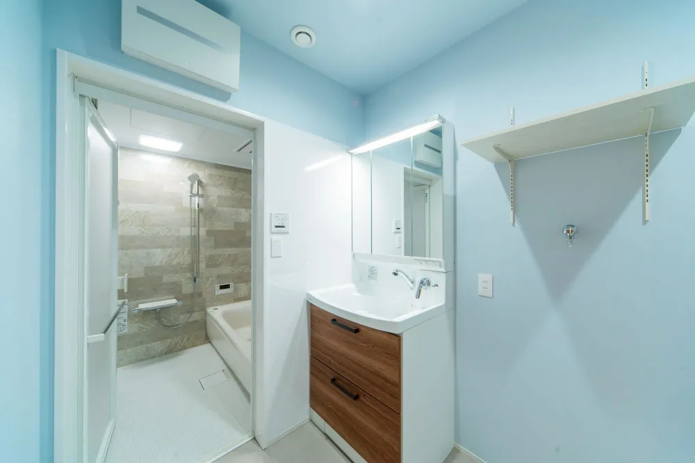 朝の準備が楽しくなる。爽やかなブルーに包まれた清潔感あふれるサニタリー