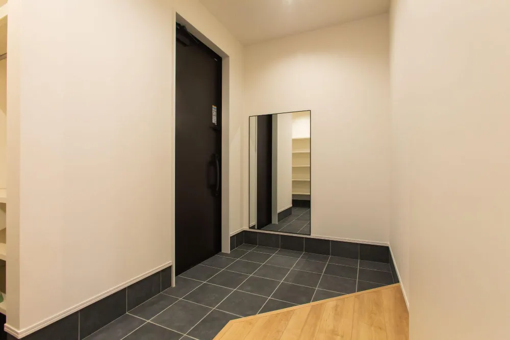 大きな窓とスケルトン階段のある明るく開放的なお家