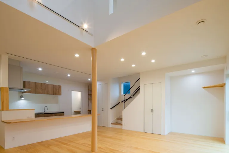 家族が自然と集う、木の温もり感じる家