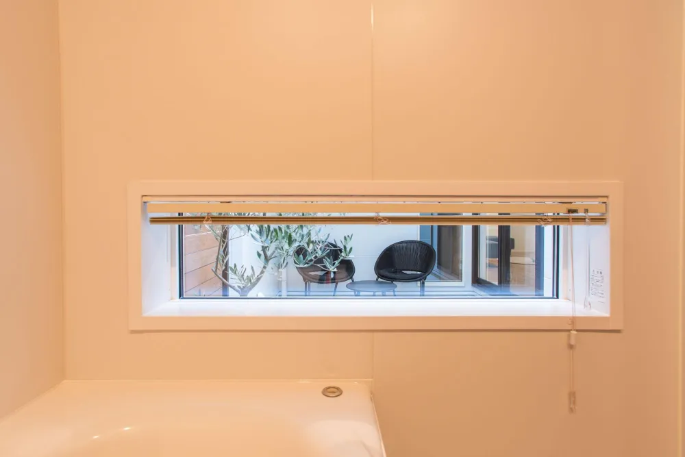 大きな窓とスケルトン階段のある明るく開放的なお家