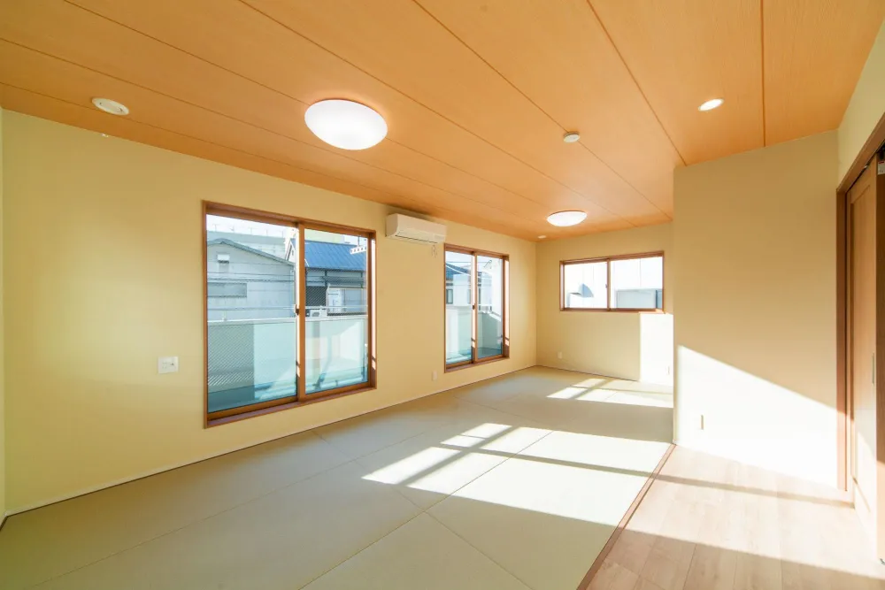 平屋の心地よさと2階建ての利便性を両立。「1階完結型」で家事動線が整う高性能な家