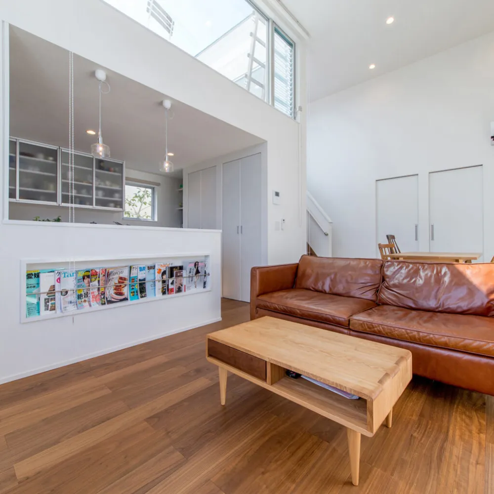 視線を気にせず空を仰ぐ、2階リビングのデザイナーズハウス