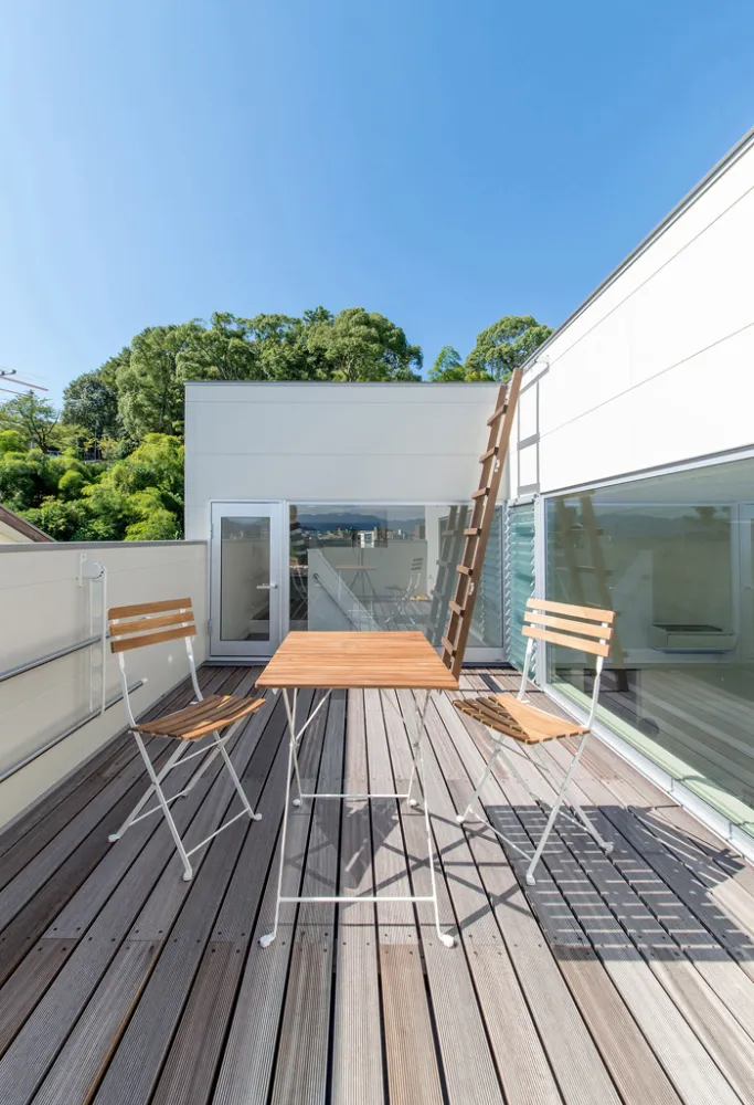 視線を気にせず空を仰ぐ、2階リビングのデザイナーズハウス