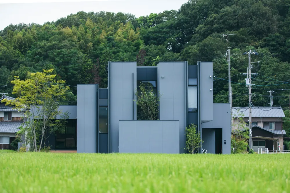 緑豊かに囲まれた開放的な住まい