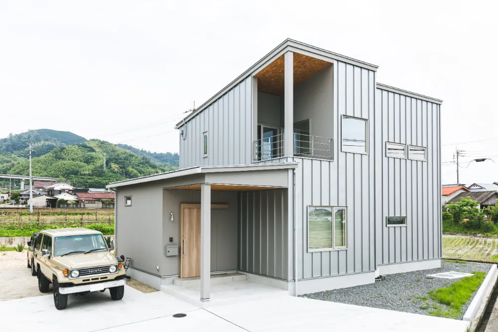 伊予灘の夕焼けを楽しむガレージハウス