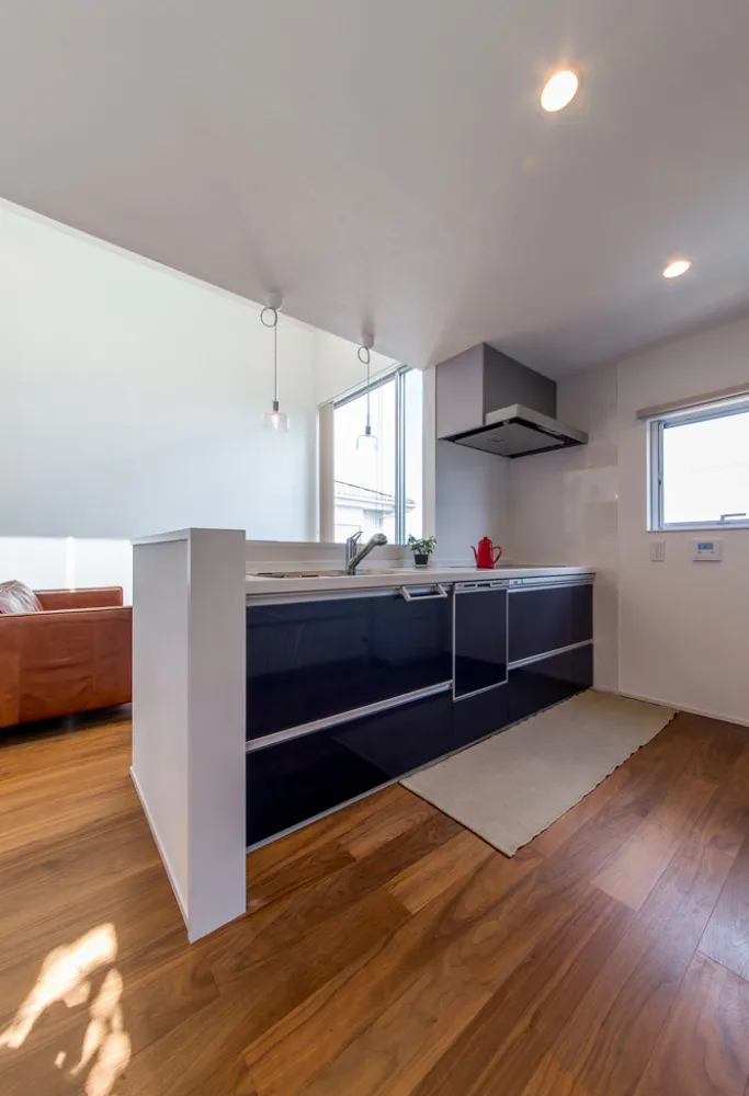 視線を気にせず空を仰ぐ、2階リビングのデザイナーズハウス