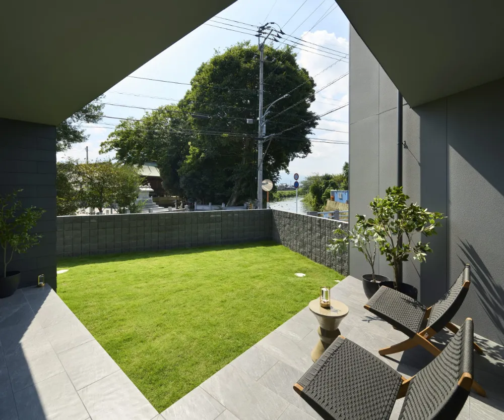 四季と風情を愉しむ大きな窓のある家