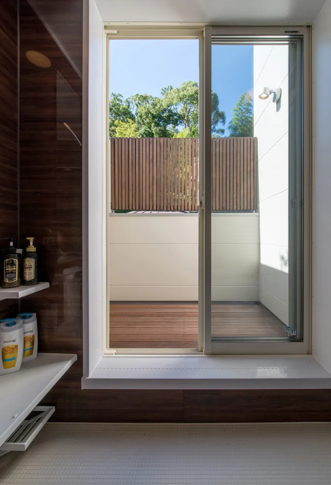 視線を気にせず空を仰ぐ、2階リビングのデザイナーズハウス