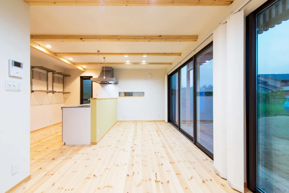 光あふれるリビングと庭と笑顔の家