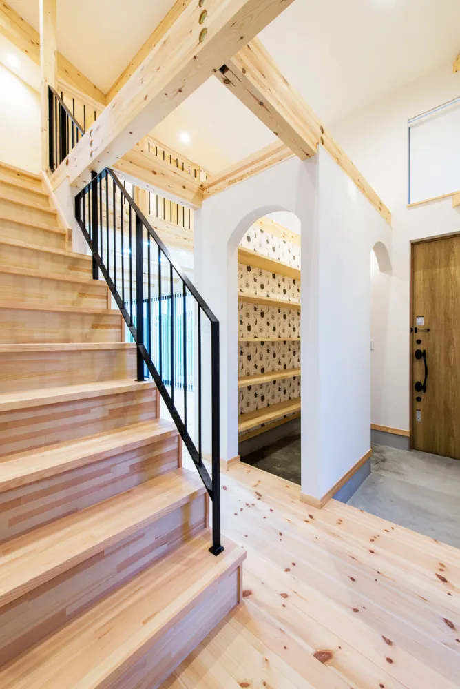 光あふれるリビングと庭と笑顔の家